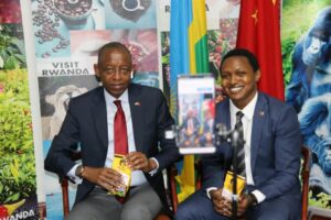 Rwandan Ambassador to China James Kimonyo (left) joined a livestreaming session on site of CIIE.